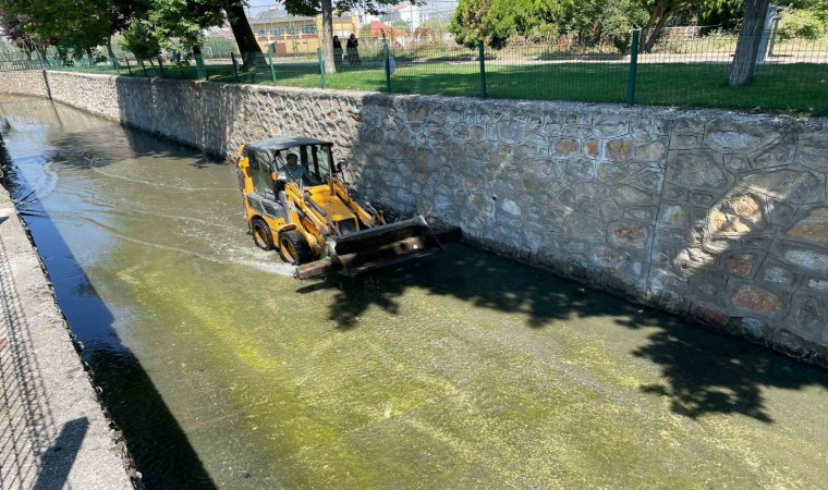 Kanal temizlenerek kötü koku ve pis görünümünden kurtarılıyor