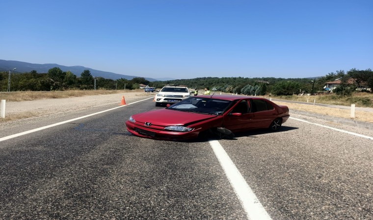 Karabükte otomobil refüje çarptı: 2 yaralı