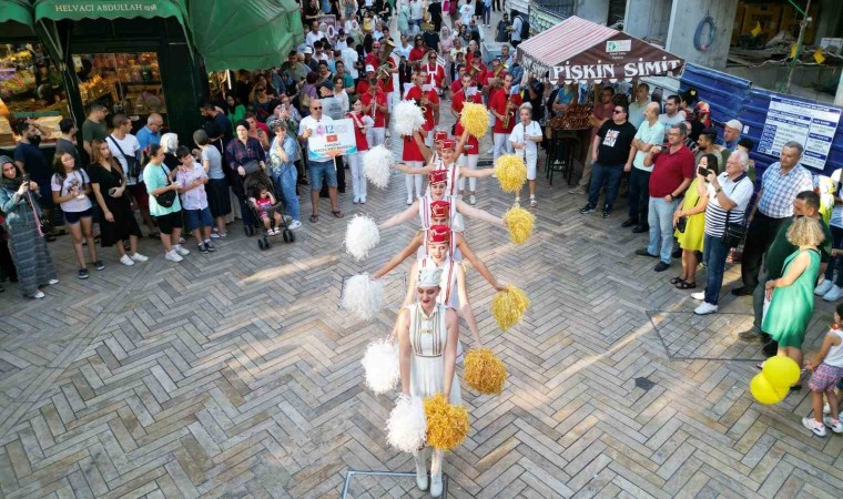 Karadağ Herceg Novi Bandosu, İzmir Marşı ile festivale katılanları mest etti