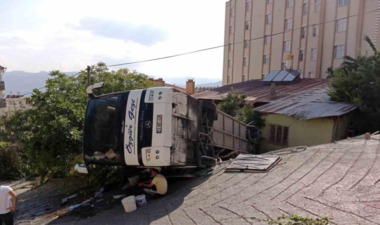 Karamanda yokuş çıkarken geri kayan tur otobüsü evin bahçesine devrildi: 30 yaralı