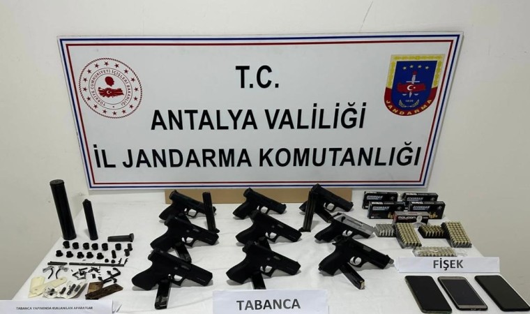 Kargoyla silah ticareti yapan baba ve oğluna jandarma operasyonu