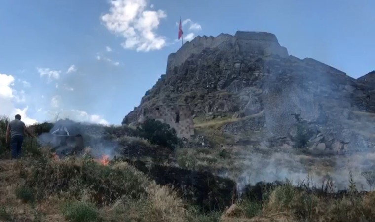 Kars Kalesinin etrafındaki otları ateşe verdiler