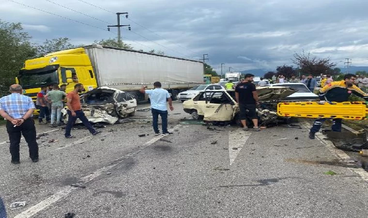 Karşı şeride geçen otomobil, iki araca çarptı: 1 ölü, 2 yaralı