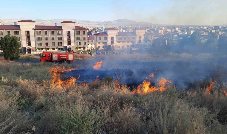 Karsta 2 ayrı bölgede örtü yangını