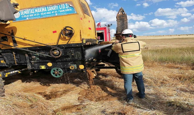 Karsta aşırı sıcaktan biçerdöverde yangın çıktı