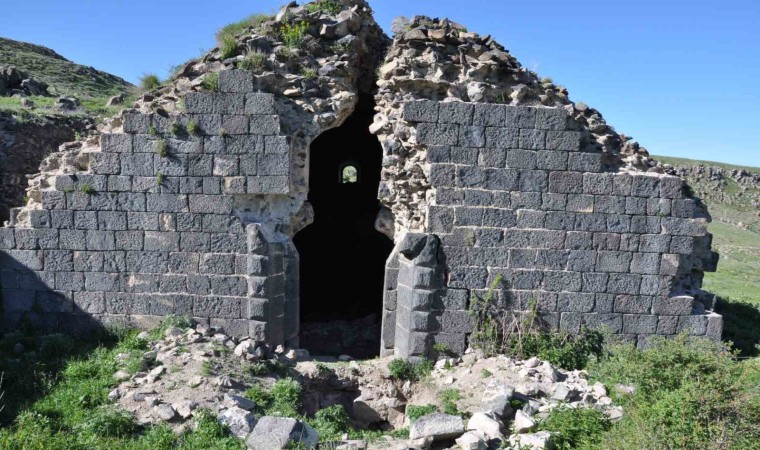 Karsta defineciler kilise de kazılmadık yer bırakmadı