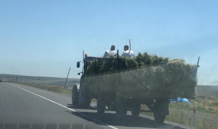 Karsta traktör römorkunda tehlikeli yolculuk