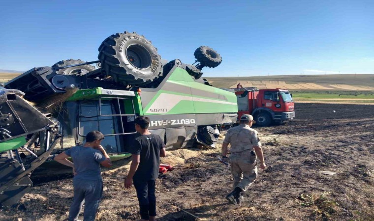 Karsta yangın çıkan biçerdöver devrildi