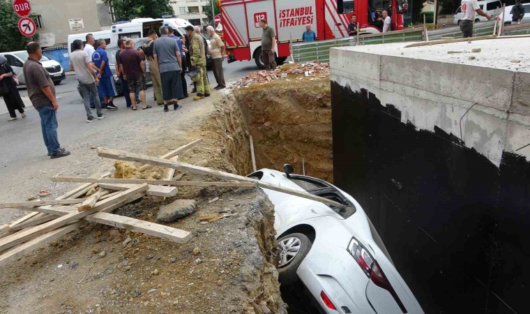 Kartalda araçla çarpışan otomobil inşaatın boşluğuna düştü