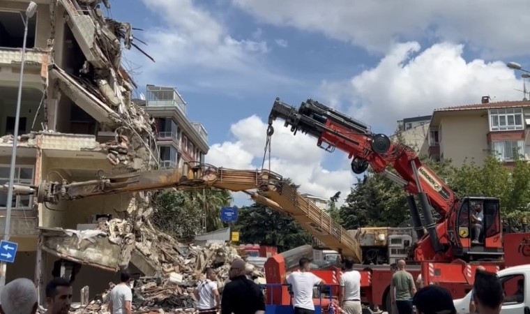 Kartalda bina yıkımı yapan iş makinası devrildi