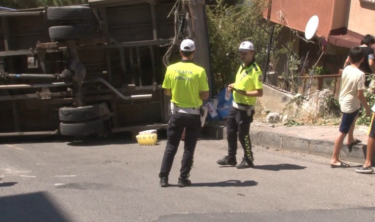 Kartalda freni boşalan kamyonet yan attı: 2 yaralı