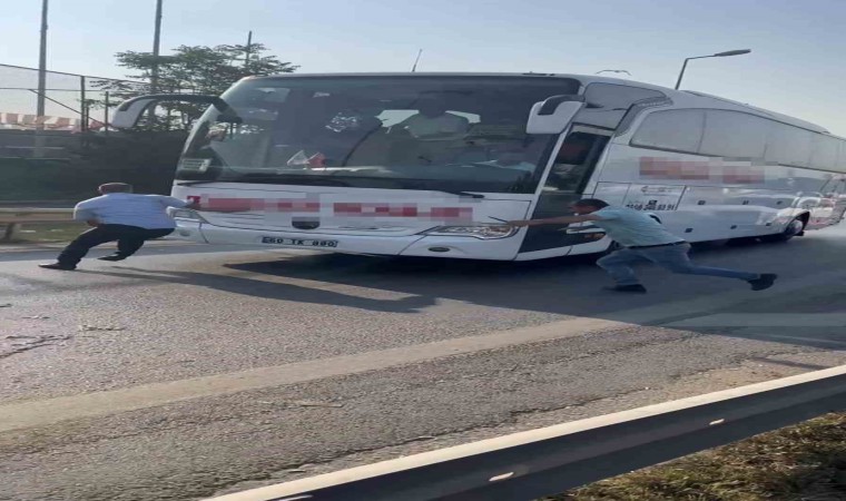 Kartalda otobüsün önünü kesti, elindeki bıçak ile muavini kovaladı