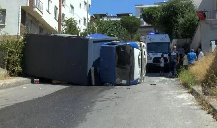 Kartal’da yokuşu çıkamayan kamyonet duvara çarparak devrildi: 2 yaralı 