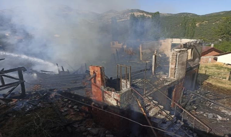 Kastamonu’da 3 ev yandı; oğlunu yangından kurtarırken yaralandı