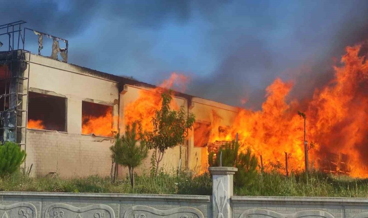 Kastamonuda ahşap kapı fabrikası alevlere teslim oldu