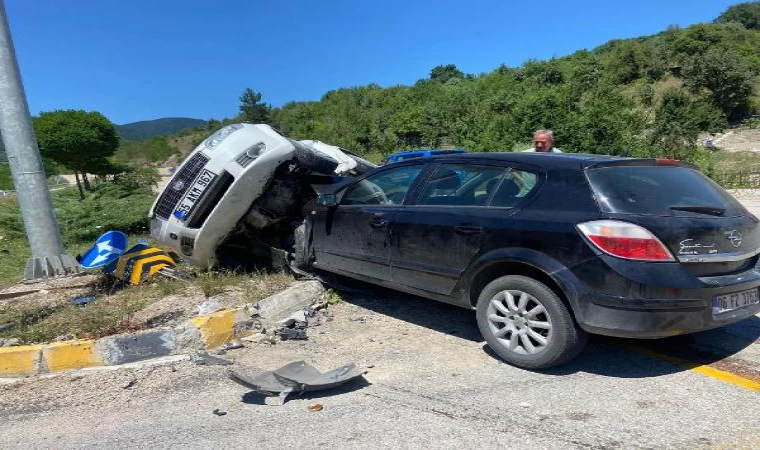 Kavşakta iki otomobil çarpıştı: 1 çocuk öldü, 8 yaralı