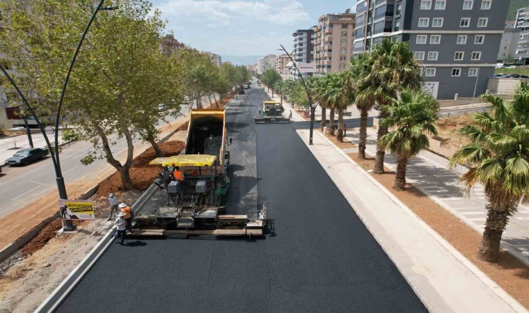 Kavurucu sıcaklarda asfalt işçilerinin zorlu mesaisi