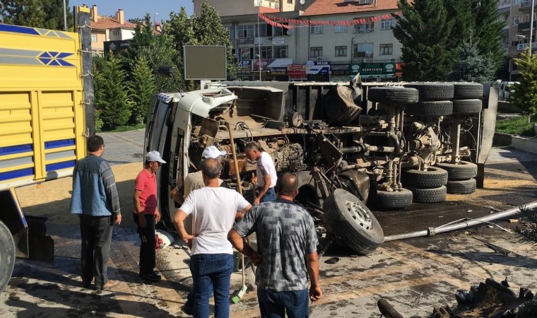 Kayseride faciadan dönüldü: Freni paylayan kamyon ilçe meydanına uçtu