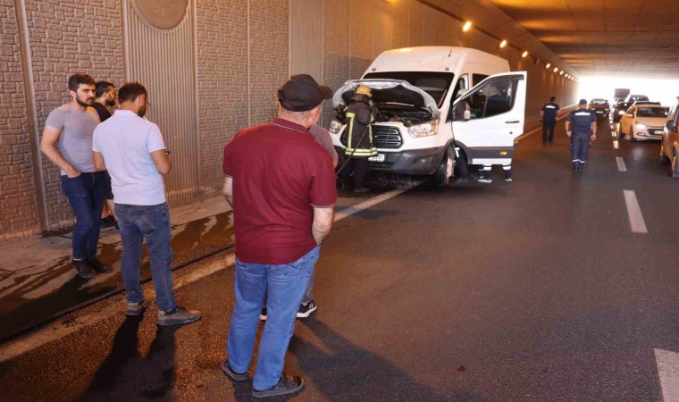 Kayseride faciaya ramak kaldı: İşçi servisi yangını söndürüldü