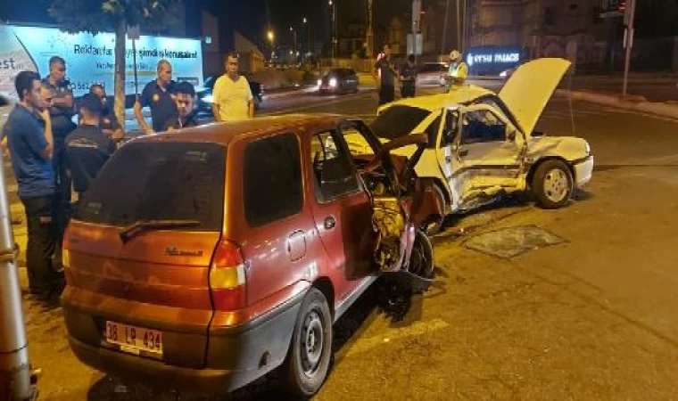 Kayseri’de iki otomobil çarpıştı: 5 yaralı