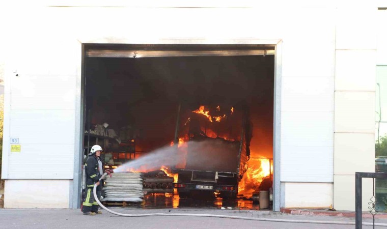 Kayseride koltuk fabrikasında yangın