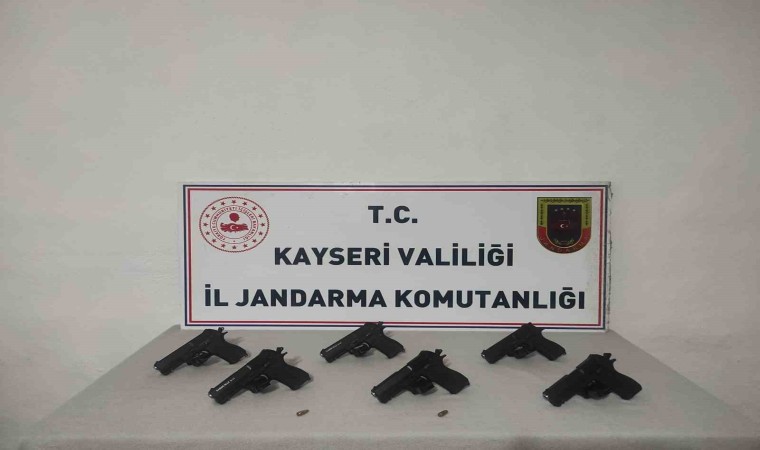 Kayseride ruhsatsız tabancaları piyasaya sürmek isteyen şahıs jandarmadan kaçamadı