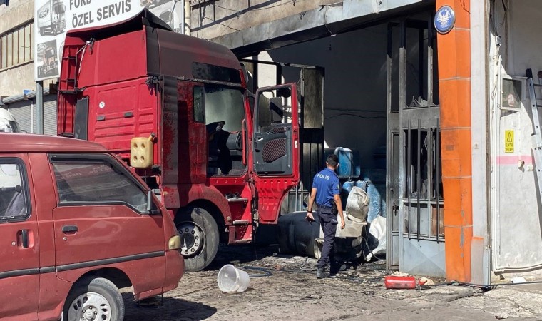 Kayseride tırın yakıt deposu patladı: 1i ağır 2 yaralı