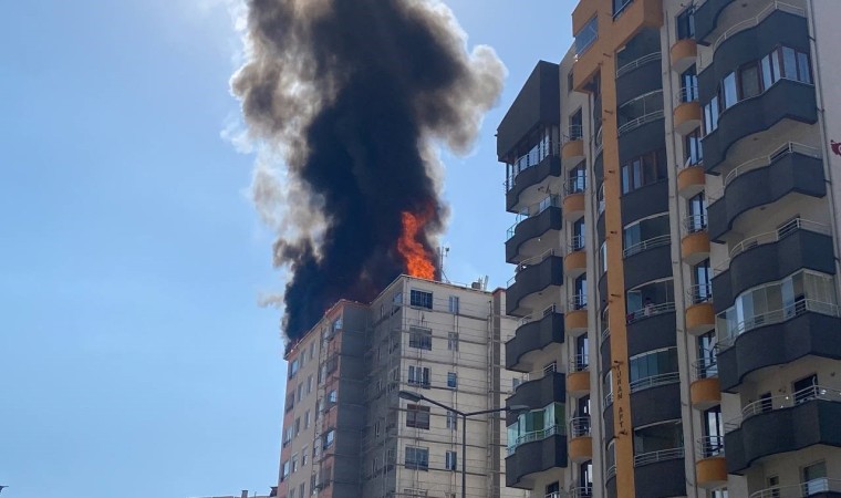 Kayseride yangın: Binanın çatısını alevler sardı