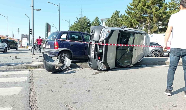 Kaza sonrası hafif ticari araç yan yattı: 2 yaralı