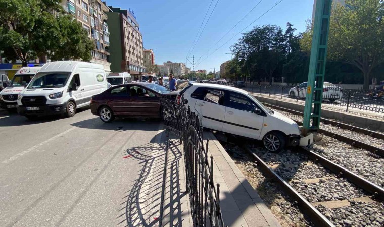 Kaza yapan otomobillerden biri tramvay yoluna düştü: 2 yaralı