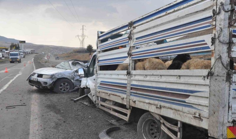 Kaza yapan sürücüyü kurtarmaya çalışırken ezilmekten son anda kurtuldular