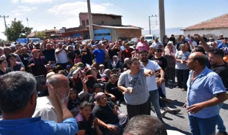 Kazada ölen Batuhan’ın yakınları, kara yolunda oturma eylemi yaptı