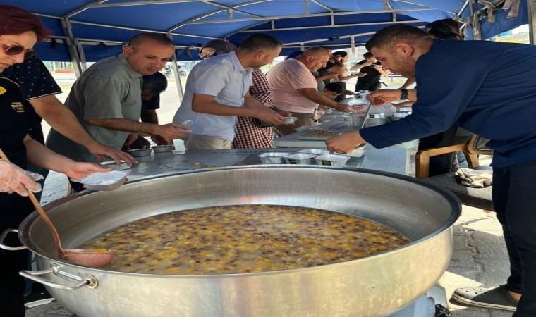 Kazanda hazırlanan aşure vatandaşlara dağıtıldı