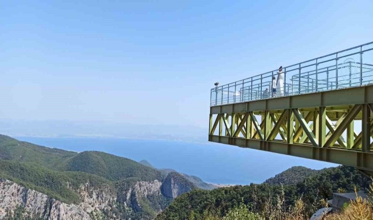 Kazdağlarındaki cam seyir terasına ziyaretçi akını