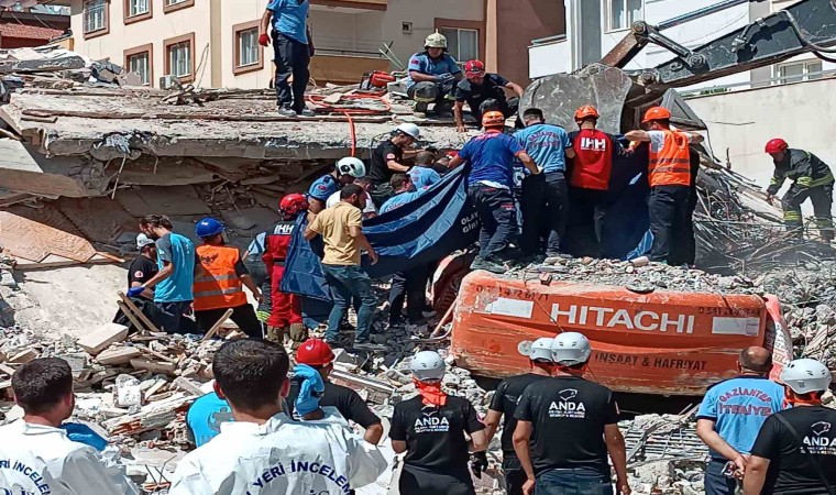 Kepçe operatörünün öldüğü binanın yıkılma anından hemen sonraki görüntüler ortaya çıktı