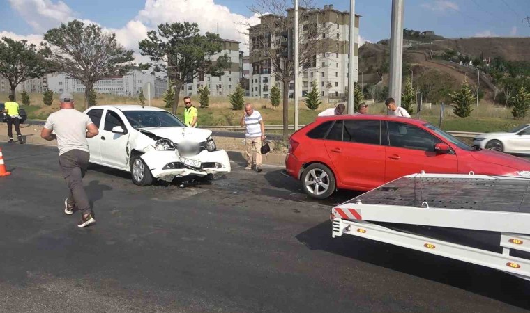 Kırıkkalede iki otomobil çarpıştı: 3 yaralı