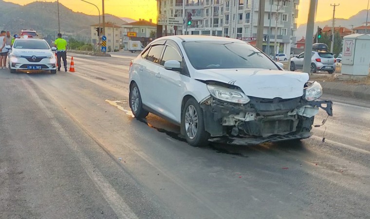 Kırmızı ışıkta bekleyen otomobile başka bir araç çarptı: 2 yaralı