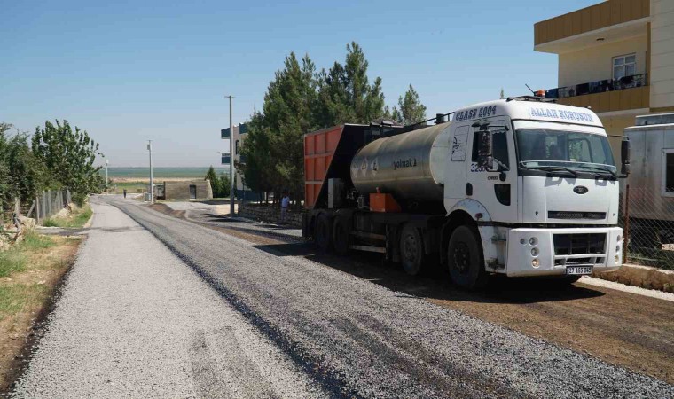 Kırsal mahallelerden sathi kaplama asfalt çalışmaları sürüyor