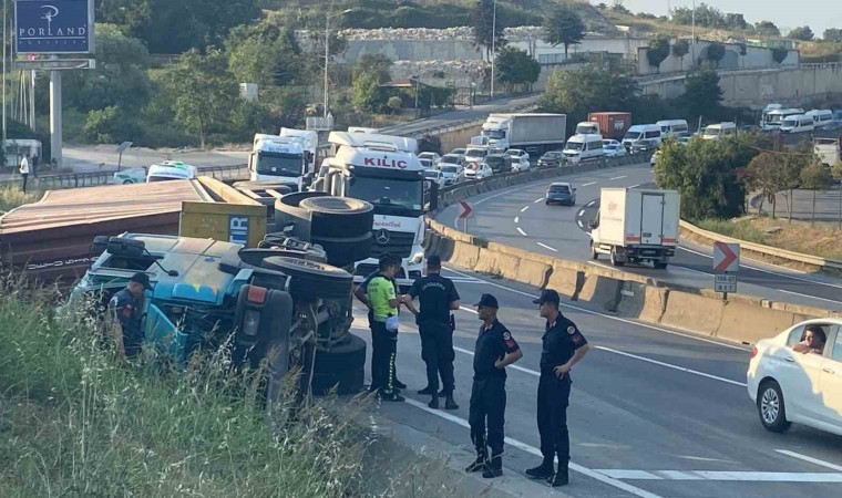 Kocaelide devrilen tırdan fırlayan sürücü öldü