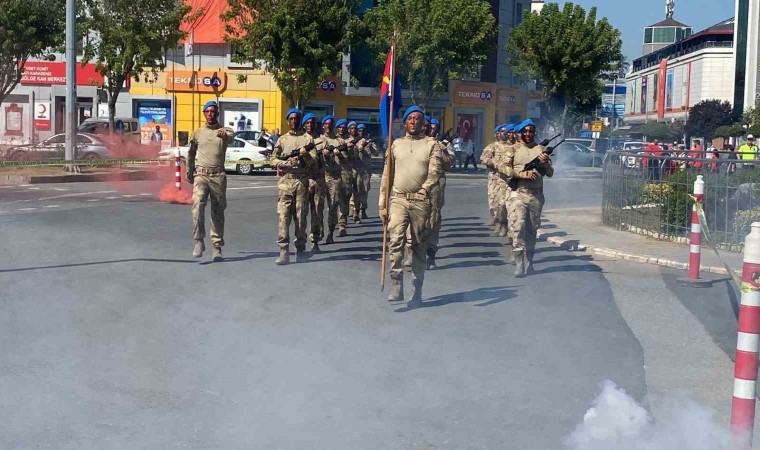 Komandoların silahlarıyla yaptığı gösteri coşkuyla izlendi