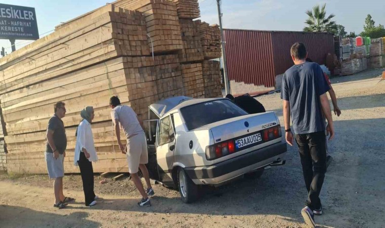 Kontrolden çıkan otomobil kereste yığınına çarptı: 5 yaralı