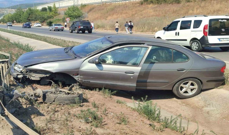 Kontrolden çıkan otomobil refüje daldı