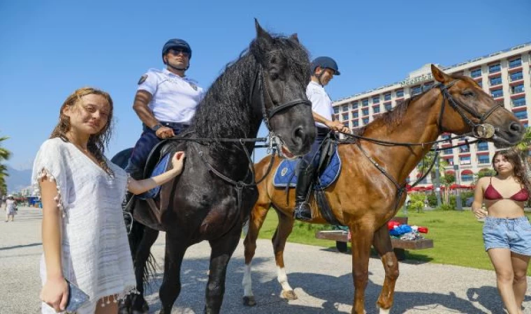 Konyaaltı Sahili’nde atlar ’Börü’ ve ’Winner’ ile devriye