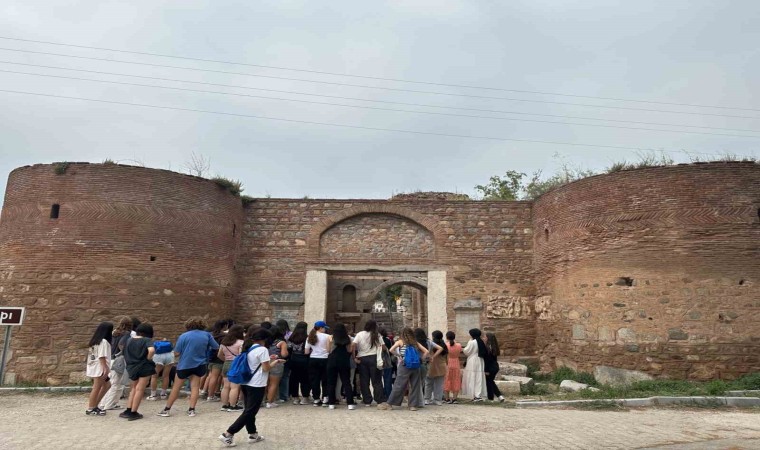 Küçükçekmece Belediyesi Gençlik Kampı düzenledi