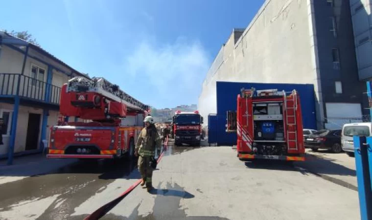 Küçükçekmece’de atık kağıt geri dönüşüm tesisinde yangın