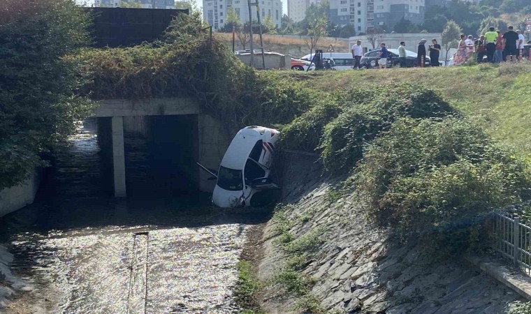 Küçükçekmecede direksiyon öğrencisi dereye uçtu: 1 yaralı