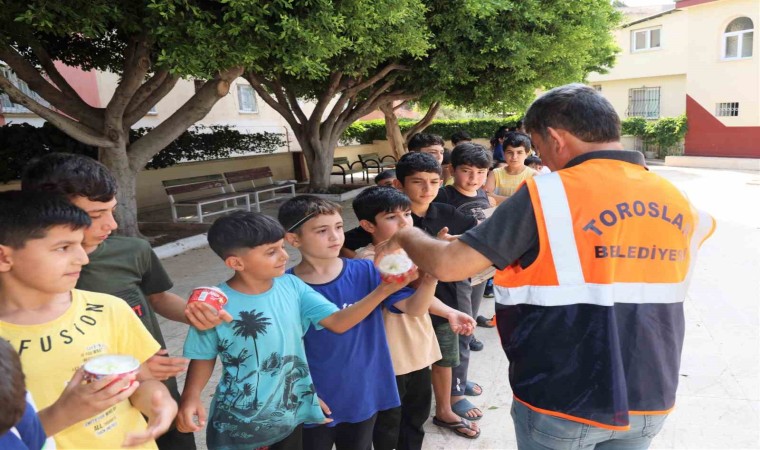 Kuran kursu öğrencilerine dondurma sürprizi