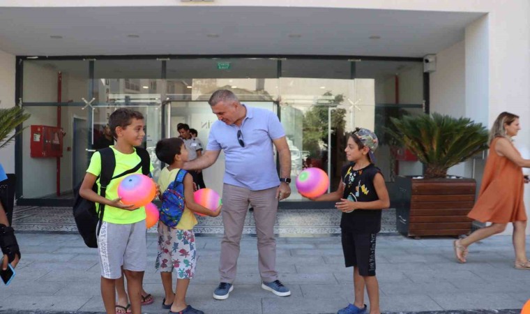 Kuşadası Belediyesi çocukların yüzlerini güldürdü