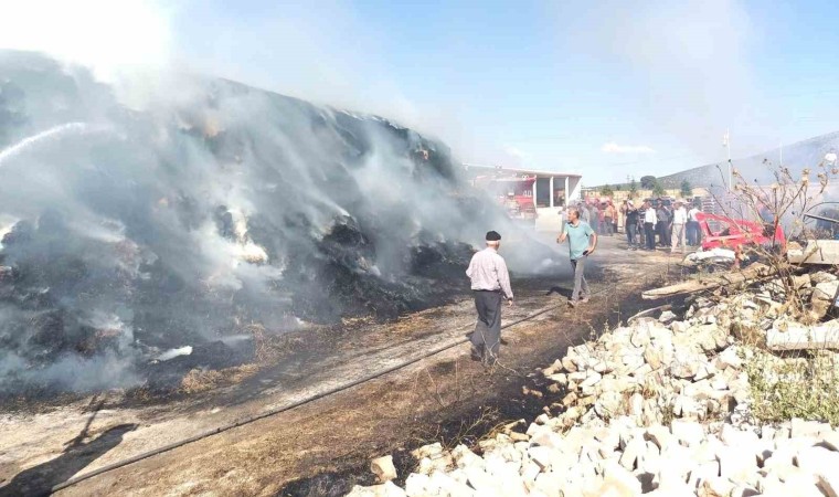 Kütahyada 9 saatte söndürülen yangında 5 bin balya saman kül oldu