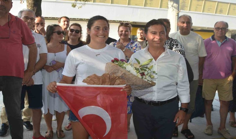 Kuzey Kanalını yüzerek geçerek adını tarihe yazdıran Aysu memleketinde coşkuyla karşılandı